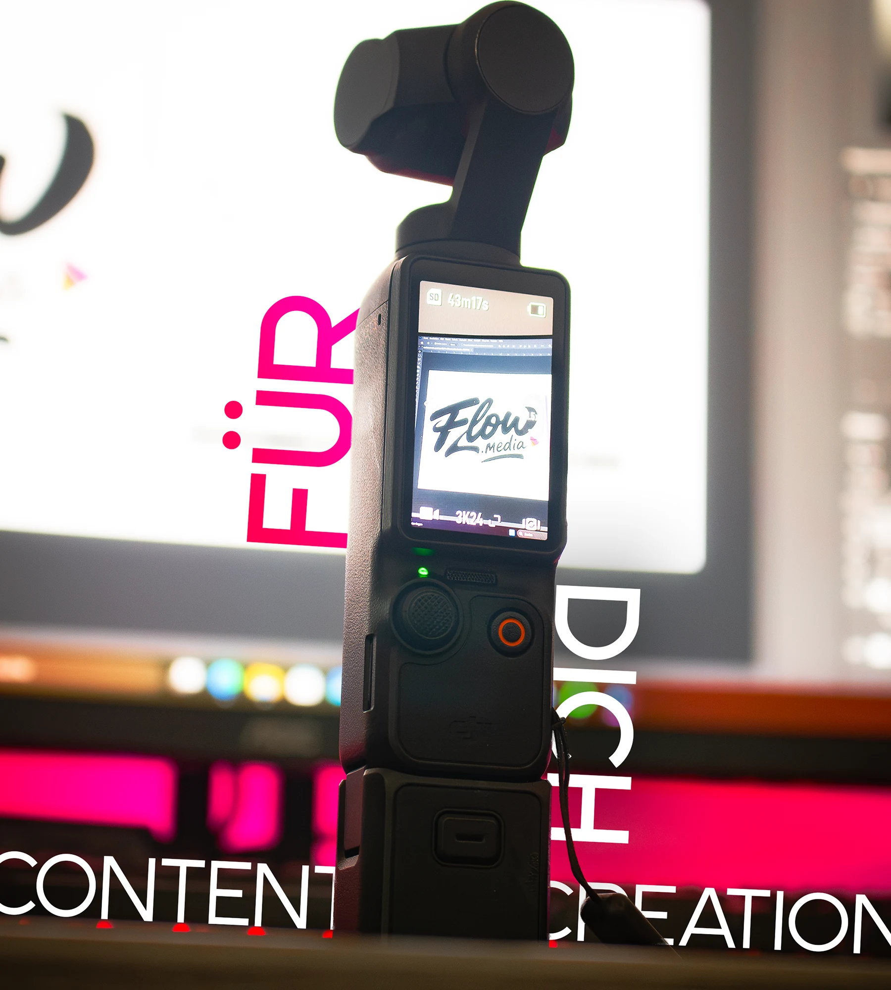 Kompakte Videokamera vor dem FLOW.media Arbeitsplatz